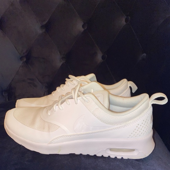 Women’s size 6 white Nike AirMax sneakers - Picture 5 of 7